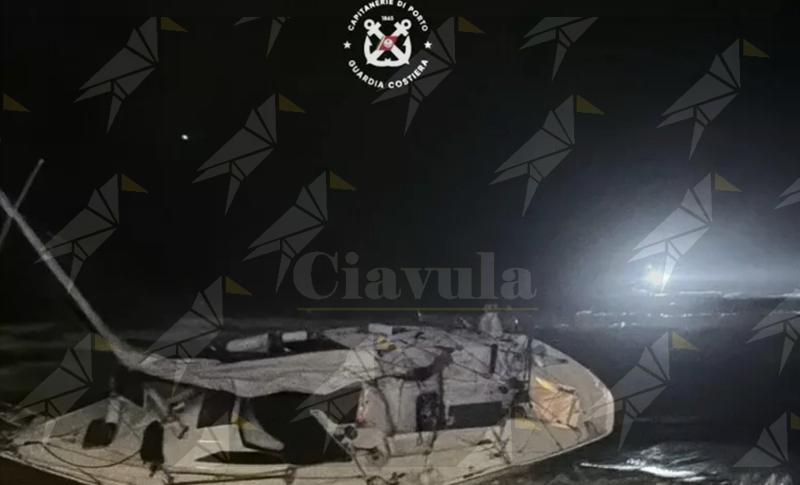 Maltempo in Calabria, la Guardia Costiera salva due velisti in difficoltà