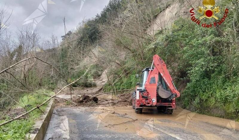 Notte di paura nel Vibonese: i Vigili del Fuoco salvano una famiglia isolata dalla frana Notte di paura nel Vibonese: i Vigili del Fuoco salvano una famiglia isolata dalla frana