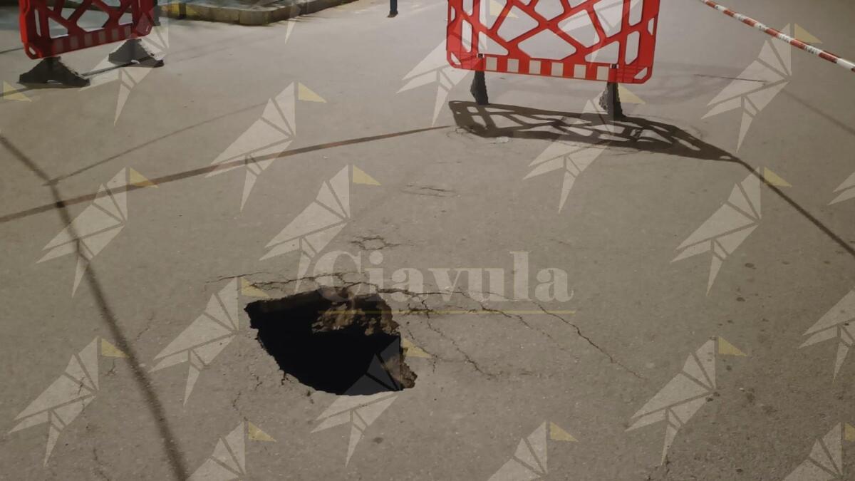 Voragine in strada a Caulonia: chiusa una parte di Via De Gasperi, divieto anche ai pedoni