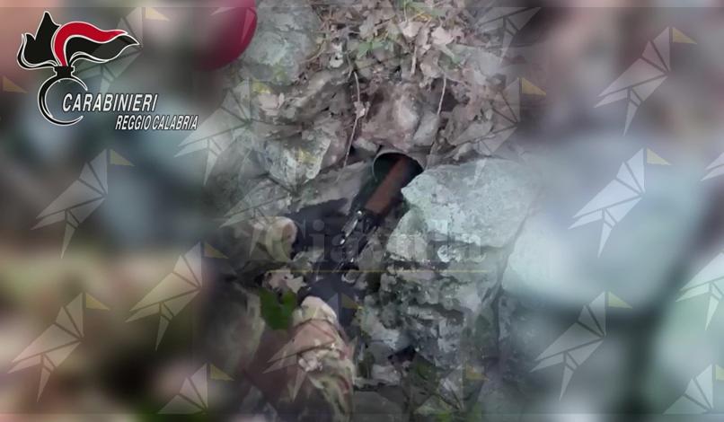 Scoperto dai Carabinieri un deposito clandestino di armi tra le pietre in Aspromonte