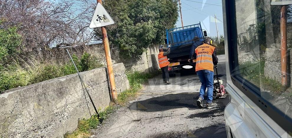 Siderno, il gruppo consiliare di maggioranza del PD: “L’amministrazione comunale sta bitumando le strade cittadine, anche se le minoranze non se ne accorgono”