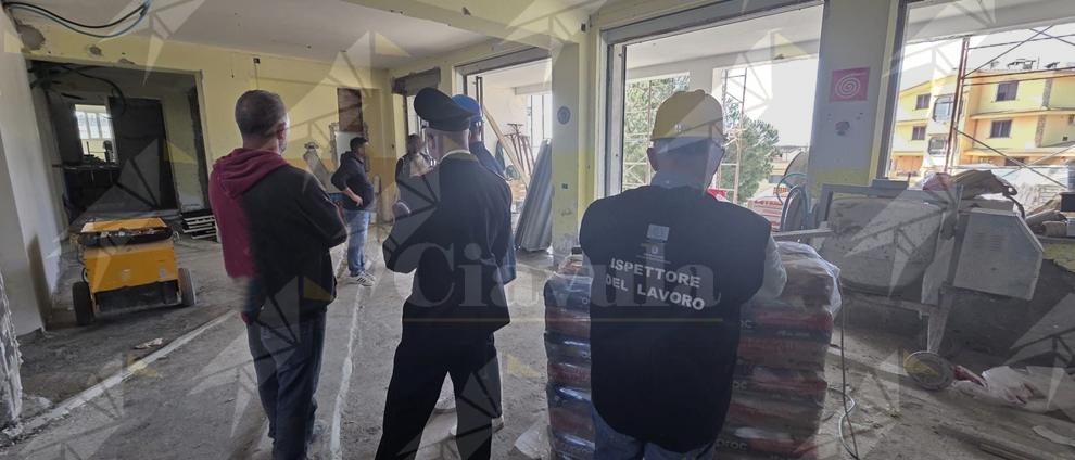 Controlli in un cantiere edile a Sellia Marina, tre lavoratori in nero e gravi irregolarità. Sanzioni per 100 mila euro