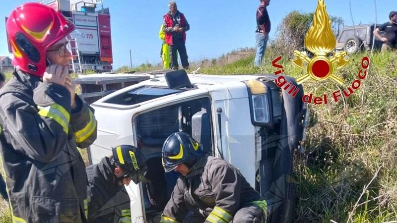Motocarro finisce in una scarpata nel Vibonese: conducente trasferito in ospedale con l’elisoccorso