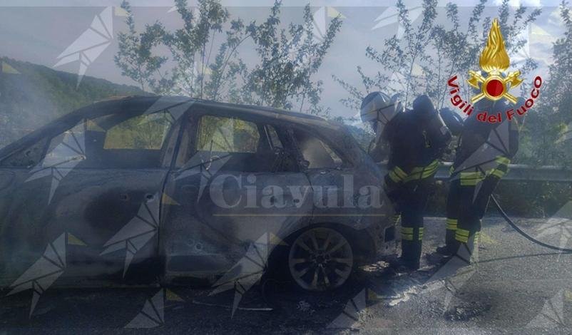 Veicolo prende fuoco sulla SP65: salvi conducente e passeggeri