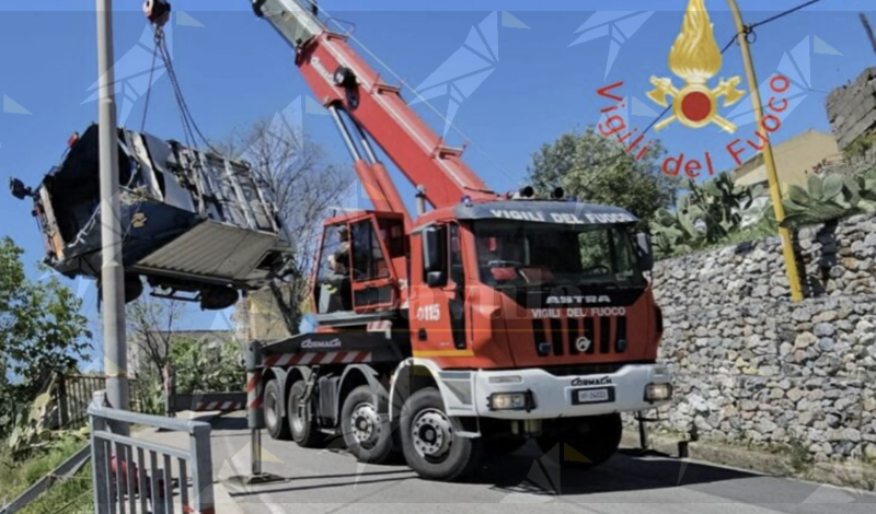 Camion della spazzatura fuori controllo nel Catanzarese: travolge auto in sosta e si ribalta Camion della spazzatura fuori controllo nel Catanzarese: travolge auto in sosta e si ribalta