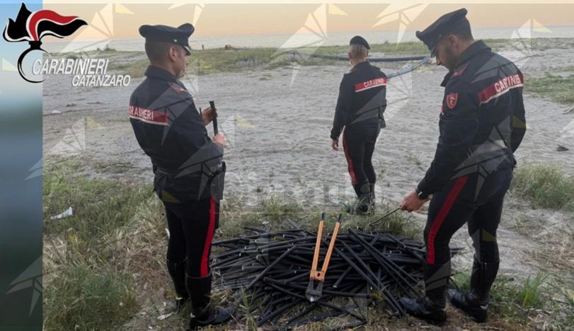 Sorpresi a rubare cavi elettrici sulla spiaggia: denunciate due persone a Roccelletta di Borgia
