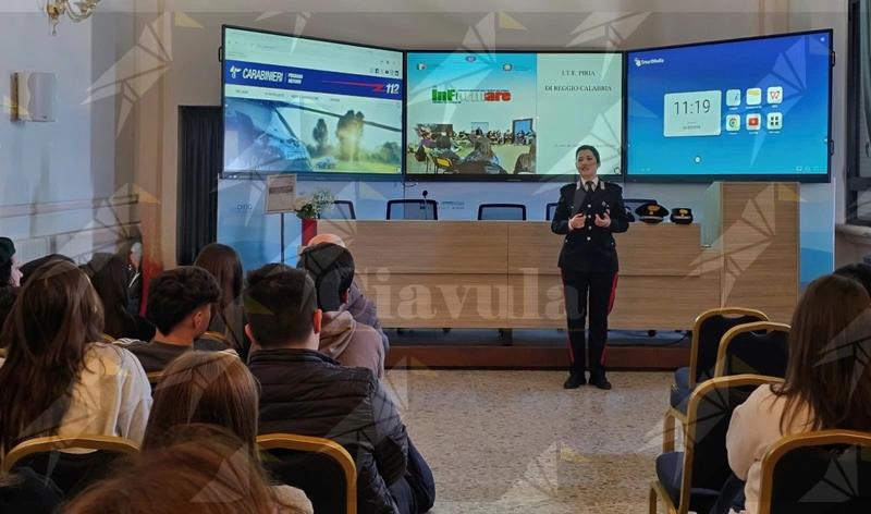 Progetto “InFormare”: i Carabinieri di Reggio Calabria incontrano gli studenti insieme al cane antidroga “Manco” Progetto “InFormare”: i Carabinieri di Reggio Calabria incontrano gli studenti insieme al cane antidroga “Manco”