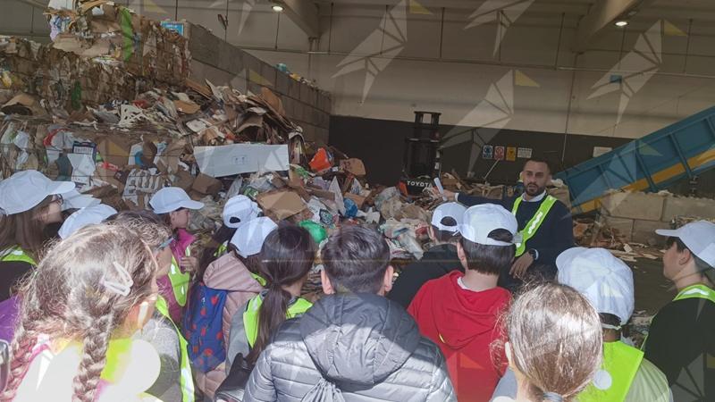 Riciclo Aperto 2026: cinquanta alunni della scuola di Caulonia visitano la Circular Factory di Marina di Gioiosa Jonica Riciclo Aperto 2026: cinquanta alunni della scuola di Caulonia visitano la Circular Factory di Marina di Gioiosa Jonica
