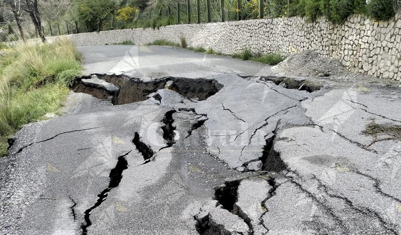 Cedimento del manto stradale tra Caulonia e Santa Domenica di Placanica