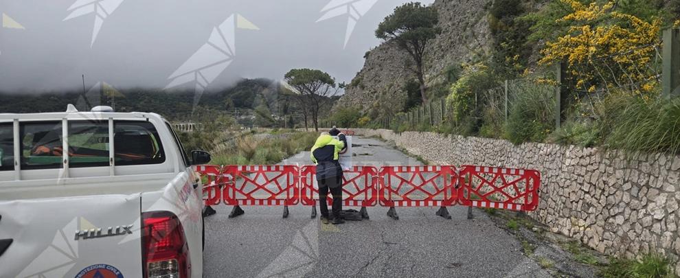Cedimento del manto stradale tra Caulonia e Santa Domenica di Placanica, ordinanza di chiusura al traffico veicolare Cedimento del manto stradale tra Caulonia e Santa Domenica di Placanica, ordinanza di chiusura al traffico veicolare