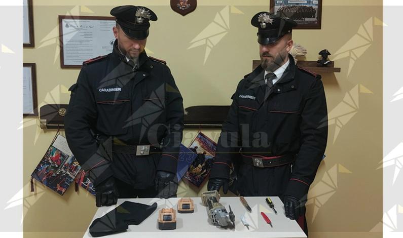 Sorpresi a tentare un furto in un capannone: denunciate 4 persone