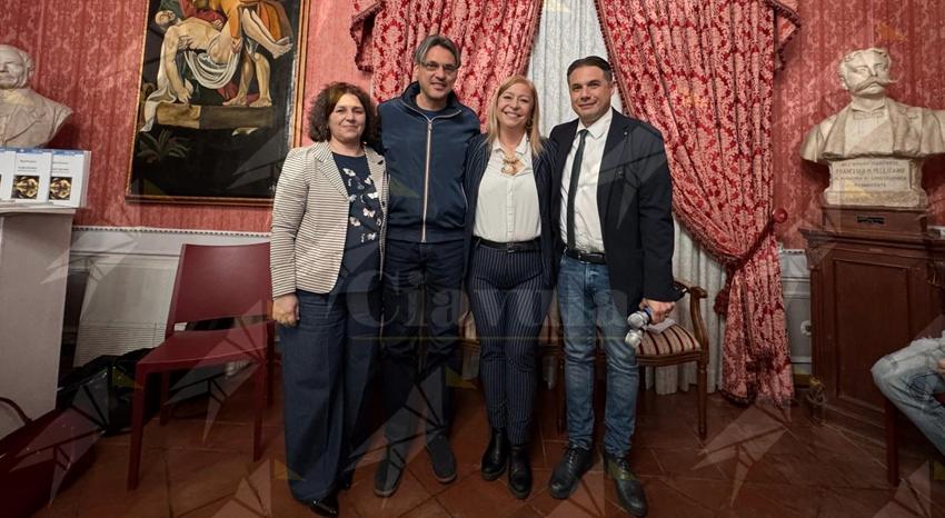 Gioiosa Ionica, presentato agli studenti del Liceo Scientifico un libro sul “Narcisismo” per capire se stessi Gioiosa Ionica, presentato agli studenti del Liceo Scientifico un libro sul “Narcisismo” per capire se stessi