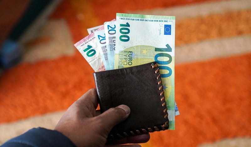 Calabria, 13enne egiziano trova una borsa piena di soldi e la restituisce