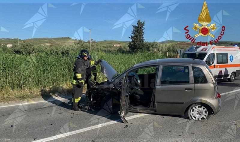 Schianto sulla SS106: tre feriti, uno trasportato in elisoccorso