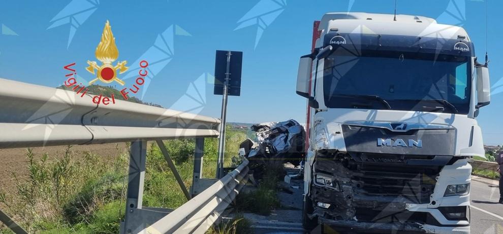 Incidente sulla statale 106: muore un uomo, quattro feriti Incidente sulla statale 106: muore un uomo, quattro feriti