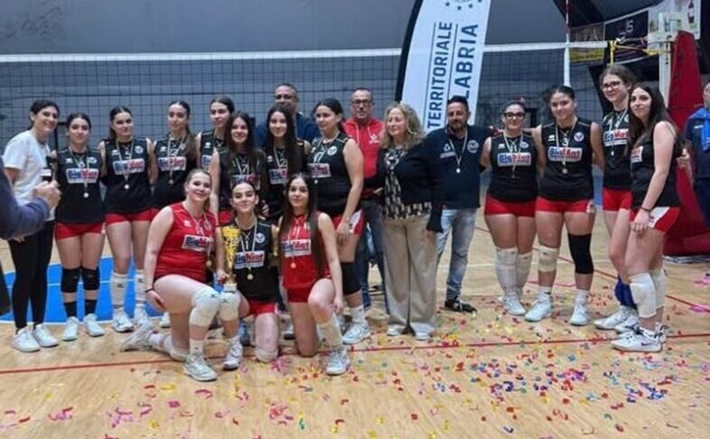 Foto del giorno: le ragazze della KaulonMixta vincono il titolo provinciale Under 16 di volley