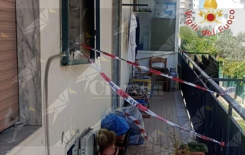 Caldaia esplode sul balcone di un appartamento a Lamezia Terme: ferito un minore Caldaia esplode sul balcone di un appartamento a Lamezia Terme: ferito un minore