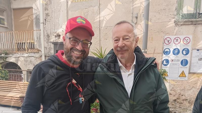 Foto del giorno: Giovanni Maiolo e Riccardo Iacona, 16 anni dopo Foto del giorno: Giovanni Maiolo e Riccardo Iacona, 16 anni dopo