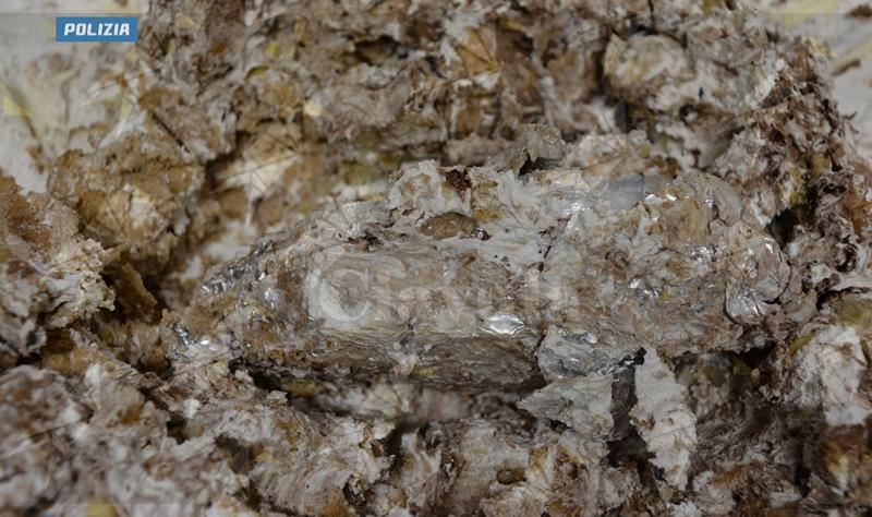 Dolce con sorpresa: 205 grammi di cocaina nascosti in un profiterole, arrestato spacciatore a Pizzo