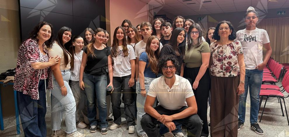 Il “Giugno Locrese” entra a scuola: poesia, performance e “Premio Commisso” a Vincenzo Mastropirro Il “Giugno Locrese” entra a scuola: poesia, performance e “Premio Commisso” a Vincenzo Mastropirro