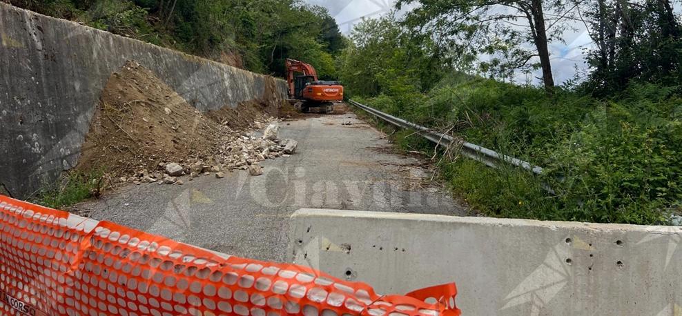 Avviati i primi interventi per il ripristino della percorribilità sulla S.P. 53 Vazzano-Vallelonga Avviati i primi interventi per il ripristino della percorribilità sulla S.P. 53 Vazzano-Vallelonga
