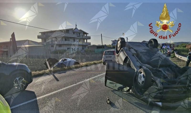 Due auto si scontrano sulla SS106: un ferito e traffico in tilt Due auto si scontrano sulla SS106: un ferito e traffico in tilt