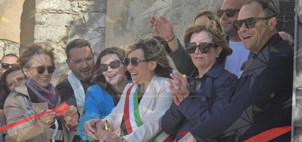Siderno Superiore, inaugurati il campo di calcetto e il percorso artistico con le sculture del maestro Giuseppe Correale Siderno Superiore, inaugurati il campo di calcetto e il percorso artistico con le sculture del maestro Giuseppe Correale