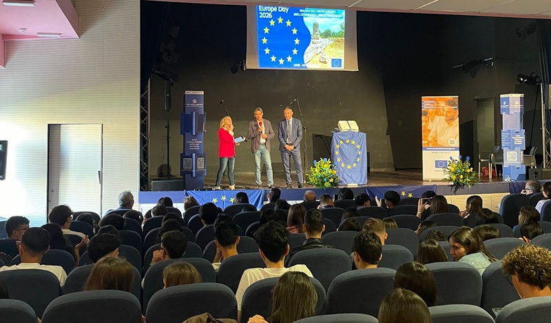 Locri celebra la Festa dell’Europa: 300 studenti al Palazzo della Cultura per un dialogo su democrazia e diritti