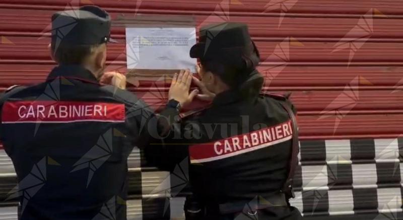 Discarica abusiva in un’officina a Botricello: i Carabinieri scoprono anche un cavallo nascosto tra i cumuli