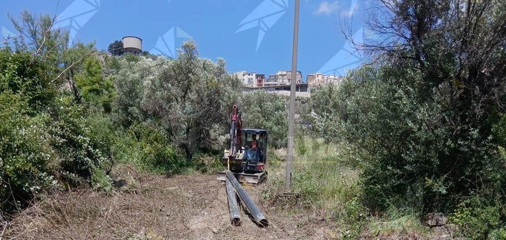 L’amministrazione comunale annuncia: “Mai più acqua all’arsenico a Caulonia centro. 800mila euro per dearsenificatore, nuova condotta e nuovo pozzo. Lavori già partiti” L’amministrazione comunale annuncia: “Mai più acqua all’arsenico a Caulonia centro. 800mila euro per dearsenificatore, nuova condotta e nuovo pozzo. Lavori già partiti”