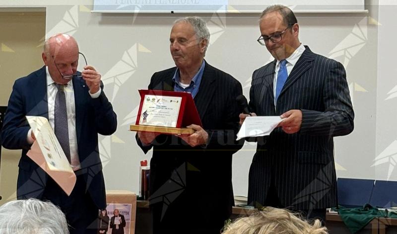 La Repubblica Rossa di Caulonia vince il Premio Letterario Città di Siderno: le congratulazioni del Sindaco Cagliuso e del Vicesindaco Maiolo ad Ammendolia
