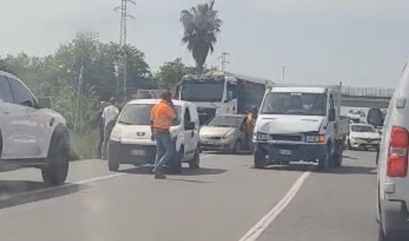 Incidente stradale sulla SS106: code e rallentamenti