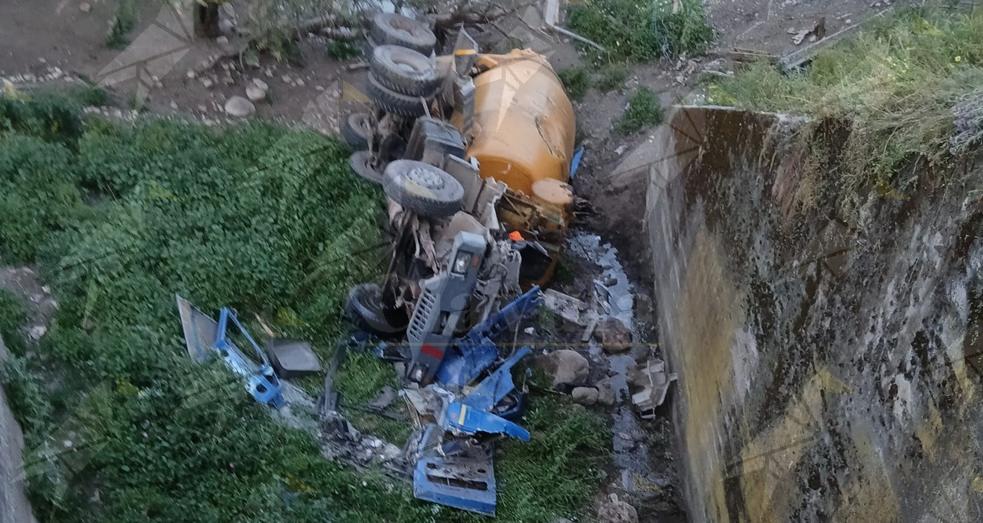 Grave incidente a Caulonia in zona Candidati. Una betoniera si è schiantata al suolo