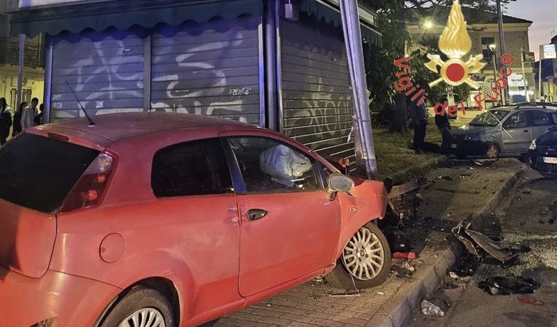 Paura a Catanzaro: auto travolge una donna e si schianta contro un palo