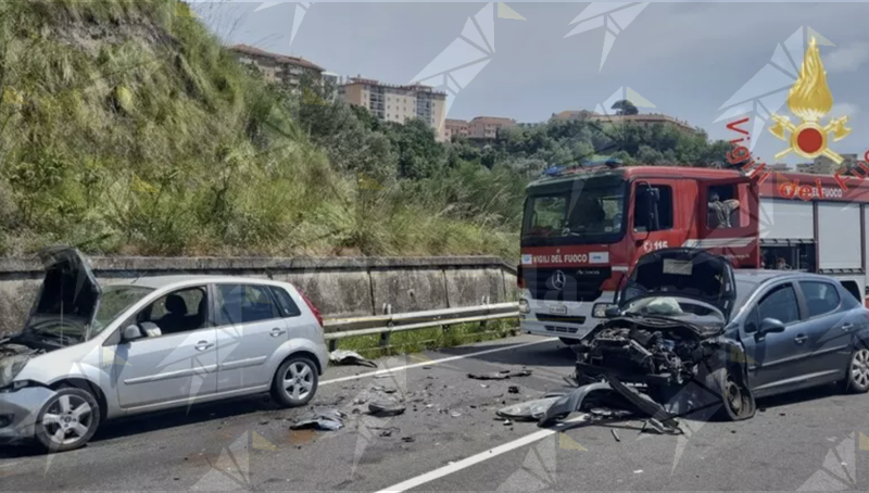 Scontro fra tre auto a Catanzaro, perde la vita una donna Scontro fra tre auto a Catanzaro, perde la vita una donna