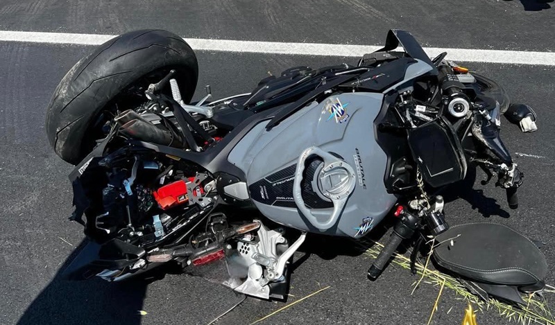 Schianto fatale sulla SS106, moto finisce fuori strada e si spezza in due: morto un uomo, ferito il fratello gemello Schianto fatale sulla SS106, moto finisce fuori strada e si spezza in due: morto un uomo, ferito il fratello gemello