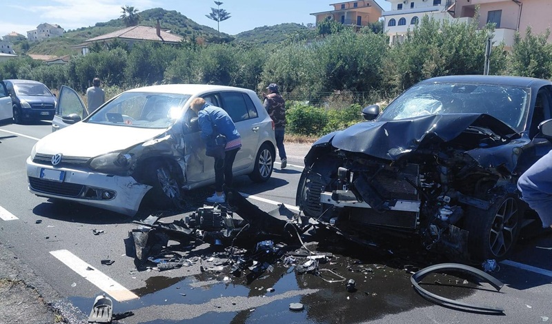 Scontro fra due auto sulla SS106: traffico in tilt