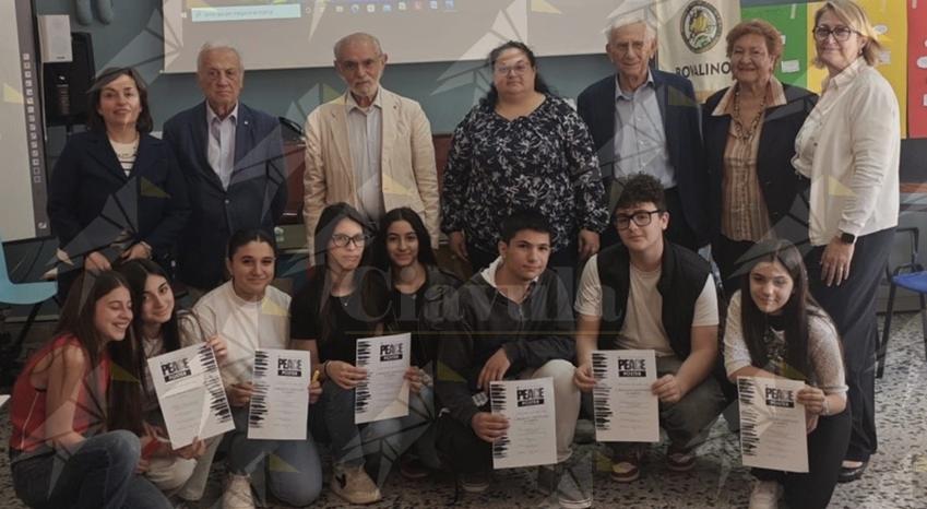 “Un poster per la pace”: Lions Club Locri e scuola insieme per un futuro migliore “Un poster per la pace”: Lions Club Locri e scuola insieme per un futuro migliore