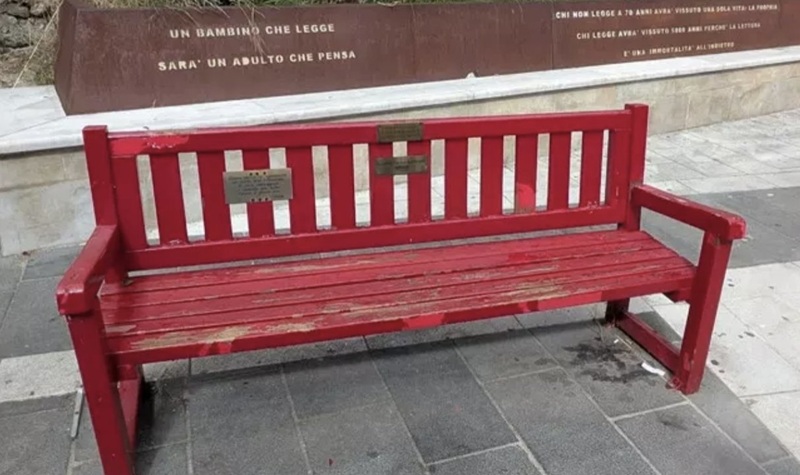 Danneggiata a Cosenza la panchina rossa dedicata alla giornalista Maria Rosaria Sessa, vittima di femminicidio Danneggiata a Cosenza la panchina rossa dedicata alla giornalista Maria Rosaria Sessa, vittima di femminicidio