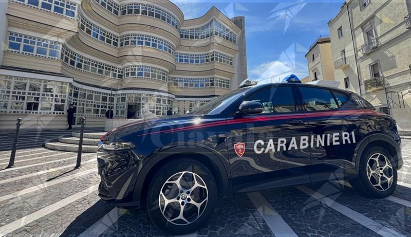 Prova a truffare un’anziana per rubarle i gioielli: arrestato dai Carabinieri di Catanzaro grazie all’intervento di un vicino di casa