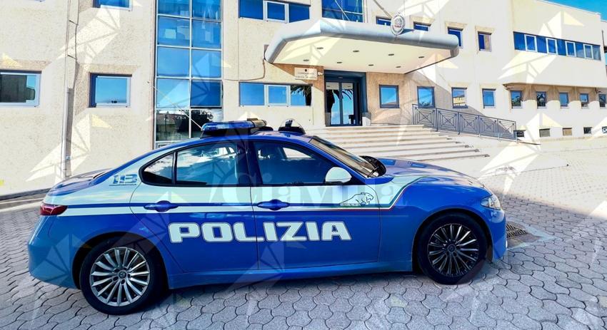 Cerca di togliersi la vita legandosi una busta di plastica al volto: donna salvata dalla Polizia a Lamezia Terme Cerca di togliersi la vita legandosi una busta di plastica al volto: donna salvata dalla Polizia a Lamezia Terme