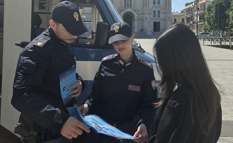 Giornata internazionale dei minori scomparsi, la Polizia in piazza a Reggio Calabria: “Denunciate subito, ogni minuto conta”