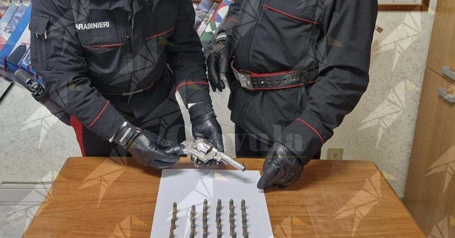Nascondeva un revolver in un secchio nel suo casolare: 84enne arrestato in flagranza di reato a Sersale