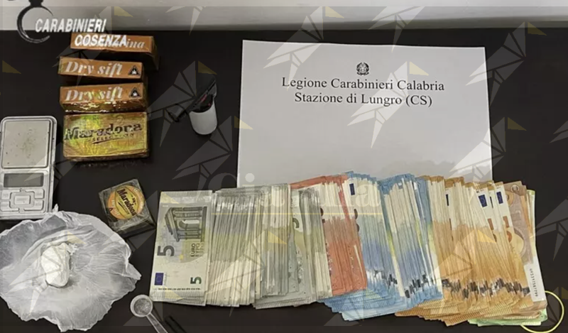 Trovato in casa con mezzo chilo di hashish, 20 grammi di cocaina e 35mila euro in contanti: arrestato un uomo nel cosentino Trovato in casa con mezzo chilo di hashish, 20 grammi di cocaina e 35mila euro in contanti: arrestato un uomo nel cosentino