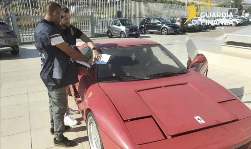 Calabria, modifica una Toyota per venderla come Ferrari con componenti contraffatti: scatta il sequestro