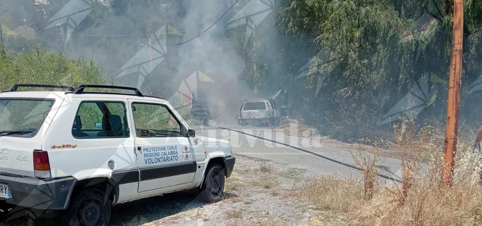 Auto in fiamme a Caulonia. Intervengono i volontari dell’Associazione Comboni e i Vigili del fuoco