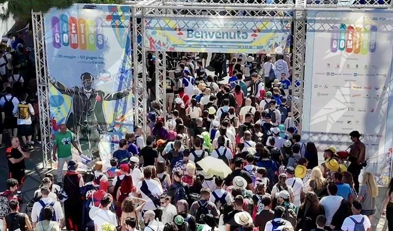 Sold out la seconda giornata di Etna Comics 2026. Padiglioni gremiti per il maestro Yōichi Takahashi, Caparezza e Ricky Memphis Sold out la seconda giornata di Etna Comics 2026. Padiglioni gremiti per il maestro Yōichi Takahashi, Caparezza e Ricky Memphis