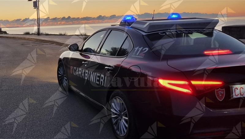 Ubriaco al volante non si ferma all’ alt dei Carabinieri: fermato e sorpreso con droga nell’ auto Ubriaco al volante non si ferma all’ alt dei Carabinieri: fermato e sorpreso con droga nell’ auto