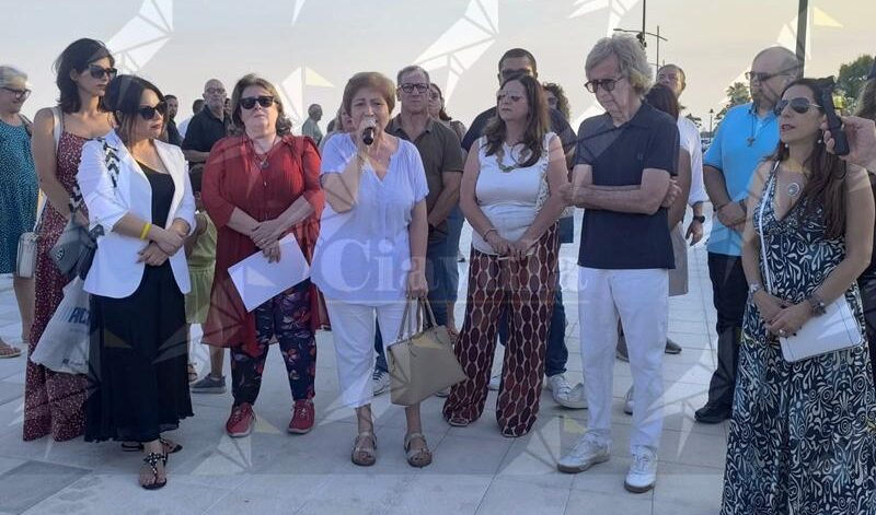 Caulonia festeggia per il quinto anno la Bandiera Blu: la cerimonia sul lungomare – Fotogallery Caulonia festeggia per il quinto anno la Bandiera Blu: la cerimonia sul lungomare – Fotogallery