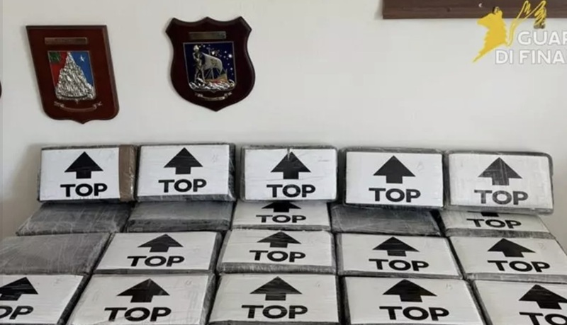Viaggiava con 22,5 kg di cocaina nascosti nell’auto, arrestato un uomo in Calabria
